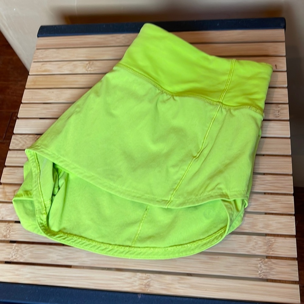 Lululemon Sz 6  sped Up Shorts Lime Color 2.5”
